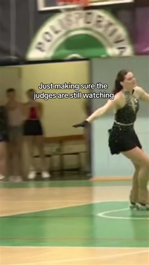 10/10 way to make sure you have everyone's attention 🥰 #figureskating #figureskatingcompetition #inlinefigureskating #bracket #figureskatingfalls