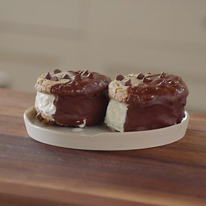 404K views · 283 reactions | Small-Batch Chocolate Chip Cookie Ice Cream Sandwiches are JUST what you need to finish off date night! Chef Jet Tila and Ali Tila make theirs with brown butter and a chocolate shell  Get all their best Date Night recipes (like this one!) on the #FoodNetworkKitchen app: https://food-network.app.link/VUi2FlKiZfb. | Food Network Kitchen | Facebook