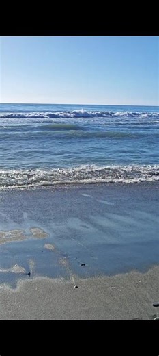 新西兰南岛西海岸的砾石黑沙滩，霍基蒂卡海滩是新西兰极具代表性的野性海岸线。是自驾南岛的经典打卡点，以黑沙、浮木、壮阔海景闻名。