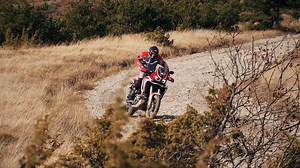 In sella alla Honda CRF1100L Africa Twin con Alex Salvini #9, campione del mondo enduro 2013, classe E2. Anche stavolta fuoristrada estremo, oltre 100 CV da gestire e la rivoluzionaria sospensione posteriore Airtender da mettere a dura prova. Scopri come è andata in questo video! Umbria Kinetics #HondaMoto #ForYouBiker #CRF1100L #AfricaTwin #Airtender #Umbriakinetics #SuspensionRevolution #ThePowerOfDreams | Honda Moto