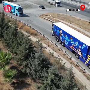 Mersin'de bir nakliye firması sahibinin, şoförlerin iş stresini azaltmak için çizgi film karakterlerinin fotoğraflarıyla donattırdığı tırlar, geçtikleri kara yollarını görünümleriyle renklendiriyor. | Halk TV