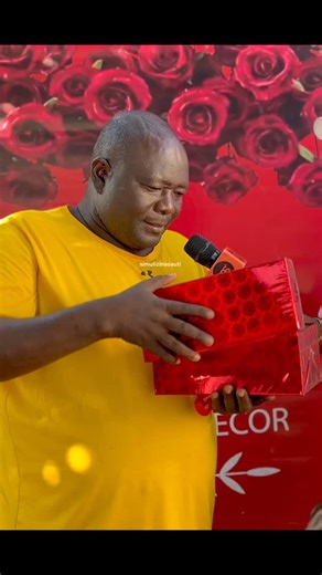 Esko Donald on Instagram: "Hatimaye Ndoto ya Mohamed Juma Matiwili ya kumiliki duka lake mwenyewe la vyakula inaenda kutimia, hakika Mungu ni mwema, baada ya Watanzania kufanya kwa bibi yetu Getruda Sanga, muda huu ni wakati wa Matiwili, tumemgusa kwa kiasi kikubwa na upendo mkubwa. Mfollow kwenye ukurasa wake wa Instagram kwa jina @matiwili_vikapu #TheUmbrella 📸 by: @maganga_officialtz"