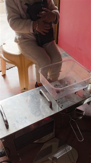 Hasiburrehman Siddiqui on Instagram: "Mustard oil machine. #trending #vikimobile #viral #vikibhai #comedy #trendingnow #mustardoilmachine #small"