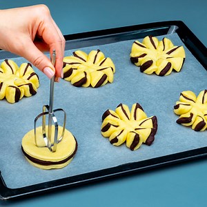 738K views · 2.6K reactions | Friends bring their own flour so I can make this dessert for them! Ingredients warm milk: 300 ml (10 fl oz) dried yeast: 7 g (0.2 oz) sugar: 70 g (2.5 oz) eggs: 2 pc melted butter: 70 g (2.5 oz) salt: 2 g (0.1 oz) flour: 630 g (22 oz) cocoa: 30 g (1.1 oz) eggs: 1 pc milk: 30 ml (1.0 fl oz) water: 2 l (68 pt) Additionally sugar: 60 g (2.1 oz) orange: 2 pc | Cookrate | Facebook