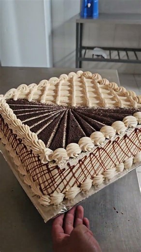 ESTE DECORADO DE TORTA ESTA SUPER BONITO