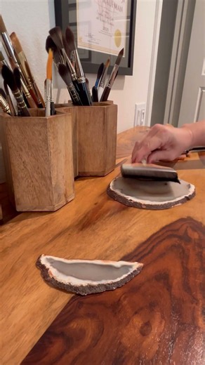 Agate slices as brush holders? #brushrest #paintbrushes #paintbrush