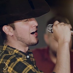 Banda La Fantastica 🔥 Y era un pajarillo de blancas alas de balcón en balcón de plaza en plaza, vendedora de amor ofrecedora para el mejor postor de su tonada 💔🎼 | Rolamix
