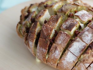 Blooming bread with pesto and cheese - video recipe