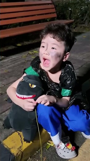 Does Tang Laoliu really like little beggars that much? He even gave Guoguo all his clothes! #Doul...