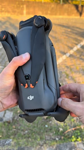 DRONELAND Brasil | Loja de Drones on Instagram: "🚀 DJI Mavic 4 Pro – Creator Combo 🎥✨ Quando o assunto é produção de conteúdo em nível profissional, o Mavic 4 Pro na versão Creator Combo simplesmente eleva o padrão. Equipado com sensor de alta performance, qualidade de imagem absurda, gravação em altas taxas de bitrate, perfis de cor avançados e armazenamento interno de alta velocidade, ele foi pensado para quem não pode perder nenhum detalhe na captação. O Creator Combo traz tudo o que o cria