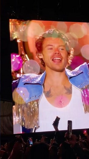 Harry Styles Gets EMOTIONAL After Fans Light Up the Stadium 😭✨