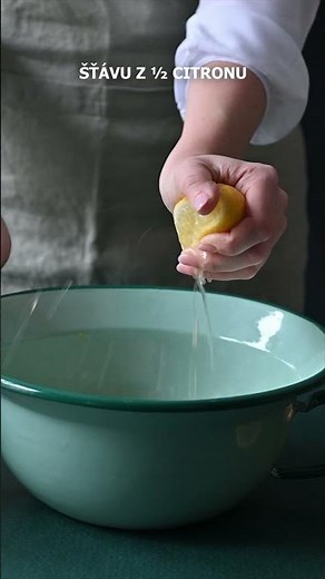 Jednoduchá citronová tvarohová bábovka vydrží vláčná i týden, zmizí ale během chvilky