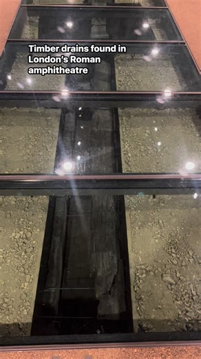 Also preserved in the London’s Roman amphitheatre are some of the timber drains, which would have been buried below the arena floor to take away excess water. Along the line of the drain is a box silt trap to stop the drains clogging up.The drain routes are marked in the floor in stainless steel. Marked in brass at the end of the entrance way, is the site where a large timber threshold was found.This would once have supported a gateway, for controlling the animals entering the arena. #ruins #rom