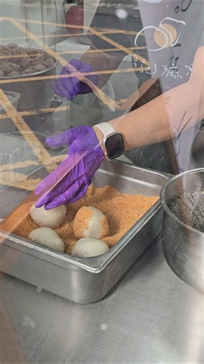 超驚人的麻糬，比棒球還大顆的草莓麻糬，吃完真的會飽到天靈蓋！#shorts