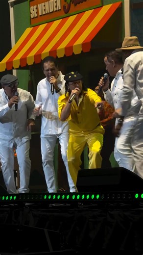 El Conjunto Quisqueya es muy amado en Puerto Rico, por ello Elvis Crespo los llevó a su concierto en el Coliseo, donde más de 12 mil personas corearon cada tema de este emblemático grupo musical. | República Merengue