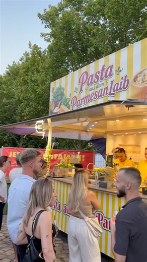 🇮🇹🧀 The Italian Festival in Nuremberg – Pasta from the Parmesan wheel 🍝✨
