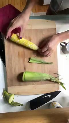6.2M views · 45K reactions | How have I never known this?! #corn #cornonthecob #foodhack #lifehack #wow | Laguna Short Films | Facebook
