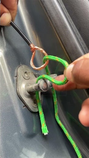 The genius locking technique a mechanic revealed.Stays locked #AutoLife #MechanicHack #SmartLock