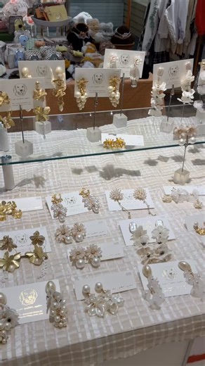 🐶mon trésor, reon/moemi🐶 on Instagram: "ー 毎日ご来店ありがとうございます😭♡ 店頭のアクセサリーも続々とお迎えいただき、 ピアス・イヤリングの種類も少なくなってきました🙇‍♀️ 残り数日よろしくお願いいたします🐶 ※動画は初日のラインナップとなります。 【moemi 店頭Schedule👩🏻】 1/7（水）○ 1/8（木）○ 1/9（金）○ 1/10（土）○ 1/11（日）○ 1/12（月）お休み 1/13（火）15:00〜 1/14（水）○ 1/15（木）○ 1/16（金）お休み 1/17（土）○ 1/18（日）○ 1/19（月）お休み 1/20（火） ※主催のone one marketでの展開のため、 レジ業務に入ってる場合もございます🙇🏻‍♀️ 1人1人と話す時間も欲しいなと思ってるので、モントレっ子の子たちは可能な範囲でDMにご連絡いただけたら嬉しいです💌⌚💓 ＿＿＿＿＿＿＿＿＿＿＿＿＿＿＿＿ Date 2026.01/07（水）〜01/20（火） 【🦴POPUP SPACE】 〒450-6601 愛知県名古屋