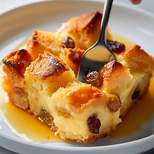 Pouding au pain moelleux, Un dessert doux au pain avec lait, vanille et muscade, idéal pour ne pas gaspiller. 😉 Ingrédients → Ingrédients principaux 4 grandes tasses de morceaux de pain rassis d'environ 2 cm 1 litre de lait légèrement réchauffé (pas brûlant) 60 ml de beurre fondu .... Recette complètes👇👇👇 | Cuisine Avec Maman