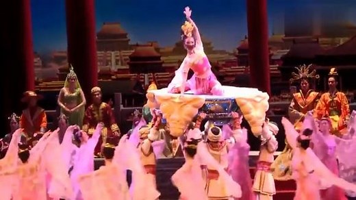 中国敦煌舞剧《丝路花雨》欣赏：英娘最专业的盘上舞，婀娜俏丽！