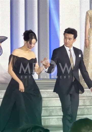 Quốc Trường dìu Hà Kiều Anh xuống sân khấu nhưng phải vòng lên lại vì chưa chụp hình xong #MeowEntertainment #meownetwork #TikTokGiaiTri