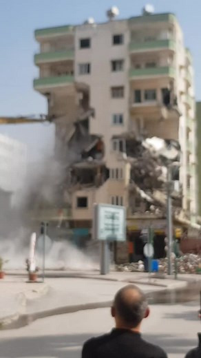 Urban Building Demolition Process: A Controlled Collapse