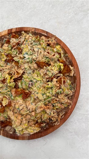 AYLIN ELMA 🦋 on Instagram: "Crispy Pasta Caesar Salad Ingredients: (3-4 servings) Salad: • 250 g short pasta (rigatoni, penne, or farfalle) • 2–3 cups romaine lettuce, chopped • ½ cucumber, diced • 1 small red onion, thinly sliced • handfull fresh parsley, chopped • 100 g grated parmesan cheese (1–1¼ cups) Chicken: • 250 g chicken breast (≈ 1¼ cups), cut into small cubes • 1 tbsp butter • 1 tbsp tsp paprika • ½ tsp oregano • Salt & black pepper to taste Pasta Seasoning: • 2 tbsp olive oil • ¼ t