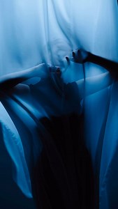 MINNESOTA CREATIVE PHOTOGRAPHER • VIDEOGRAPHER • BRAND CONTENT on Instagram: "Here’s the exact setup I used so you can recreate it too 👇🏻 THE SETUP: ✨ BACKDROP: White cyc wall or white paper backdrop. ✨ MAIN LIGHT: Amaran 300c (but other video or strobe light works) ✨ DIFFUSER: China ball (or softbox / strip box - experiment!) ✨ DRAMA: Tulle fabric It’s simple, beginner friendly and insanely cinematic. You can shoot this with a camera or even your phone - it’s all about light, mood, and vision