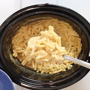85K views · 220 reactions | Slow Cooker Mac & Cheese Did you know that you can cook Mac & Cheese in the slow cooker or crockpot? Super easy and so tasty too! Here’s my Slow Cooker Macaroni Cheese Recipe! Click here for the full recipe: https://www.myfussyeater.com/slow-cooker-mac-cheese-uk-recipe/ | My Fussy Eater | Facebook