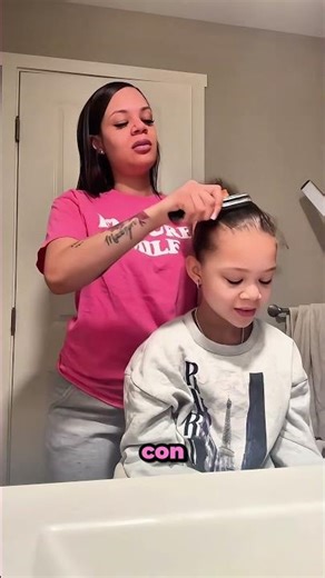 La reacción de la madre cuando su hija por fin da su aprobación #hairstyle #family