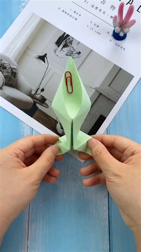 A piece of paper makes a spring shooting launcher. It is very simple. Just pull it with both hands and it will be thrown out #diy #art #diycrafts #howto #crafts #papercraft #paper #origami #craft #handmade | People Crafts