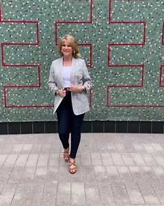 Thursday’s look was Jacket & Jeans! Checked jacket & slim leg jeans both @marksandspencer T-shirt @kettlewellcolours Tan sandals @carvela Styled by @davidobrien75 & @rachaeleleri87 Hair & makeup by @lotttiepop #thursday #thismorning #studiostyle #whatiworetoday #ootd #fashion #marksandspencer #kettlewellcolours #carvela | Ruth Langsford
