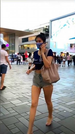 Hot girl tight shorts vpl walking through mall 🔥 😍 Chica caliente camina en un plaza. Ver qué pasa!