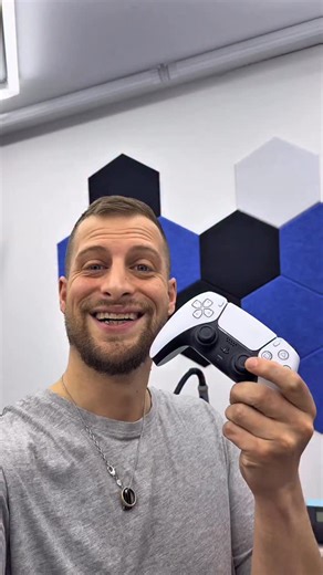 Ilke Fundaoglu on Instagram: "Stickdrift ist unvermeidbar, bei manchen kommt’s schneller bei anderen langsamer - jedoch verschleißt die Mechanik im inneren immer, das kann man aber durch verschleissfreie Teile ändern wie TMR Sticks; dann braucht man auch nie wieder einen neuen Controller kaufen 🤓🥰 Deshalb gibts heute im Adventskalender 🎅: 2x PS5 Controller umgebaut auf TMR 🎁 🔥 So machst du mit: Folge mir ✅ Kommentiere das Video, was du damit sauber machst ✅ Teile das Video ✅ Teilnahme bis 2