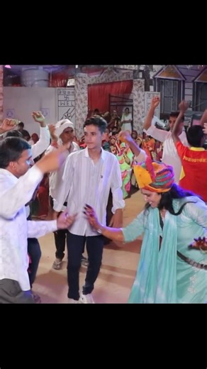 बनोरी में चाचा–भतीजी का धमाकेदार डांस 💃🕺 | Desi Wedding Shorts#dance #song #trendingshorts #love