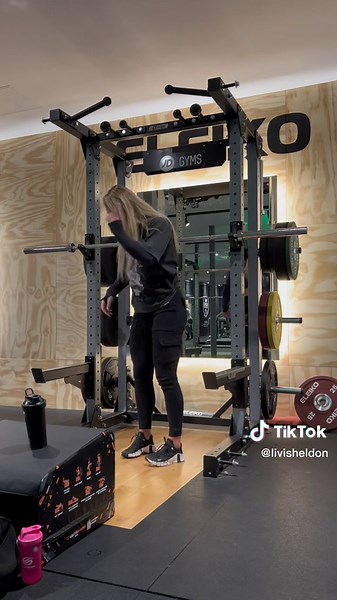 Women That Complement Other Women 🫶🏼💎 #pumpcover #womenpower #gymclothes #gymleggings #alphaelite #legday