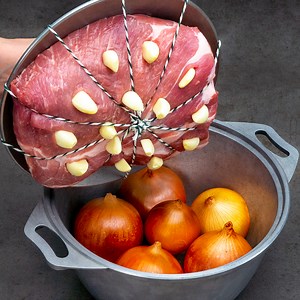 3.3M views · 10K reactions | Pare de comprar salsichas! Cozinhe sua própria carne defumada! Ingredientes: sal: 7 g pimenta preta: 10 g folhas de louro: 4 un cascas de cebola: 100 g água: 2.5 l pescoço de porco: 2 kg alho granulado: 5 g pimenta preta: 5 g sal: 7 g coentro em pó: 5 g páprica doce : 5 g alho: 1 un carvão: 250 g cebola vermelha: 1 un | Cookrate - Brasil | Facebook