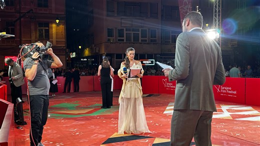 Duga haljina sa naborima, bijeli providni til i zlatne narukvice: Lejla Durmo oduševila prisutne