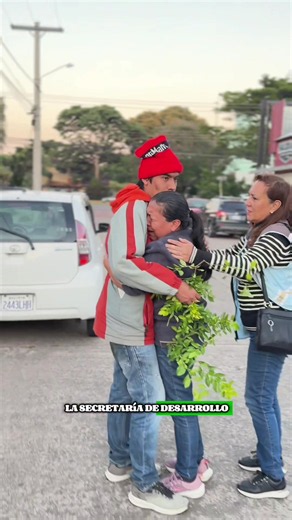 🤝 La solidaridad y el trabajo conjunto hicieron posible un final feliz. El Gobierno Autónomo Municipal de Santa Cruz de la Sierra, a través de la Secretaría Municipal de Desarrollo Humano y Salud y la Dirección del Adulto Mayor y Personas con Discapacidad, participó activamente en la búsqueda y reinserción social de un joven con trastorno del espectro autista reportado como desaparecido. Gracias a la coordinación entre la Policía Boliviana, el Gobierno Municipal, los medios de comunicación y el