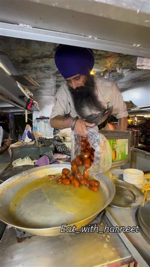 Sardarji ke Viral gulab jamun and kulfi in Mohali Best street food in mohali #foodporn #chandigarh #mohali✌️ #foodie #khalsa #nihang #nihangsingh #sikhblogger #punjab #panjab #foodnetwork #foodblogfeed #mohalifoodie #pind #indianstreetfood | Harneet Kaur