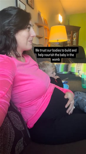 In a recent BodyTalk session, a client released so much control — not just mentally, but also control around her physical body. She realized how tightly she’d been trying to control her weight, her body, her healing… and wow, that got me thinking about this pressure we have as moms. As moms, we’re surrounded by “bounce-back” culture — pressure to look the same, feel the same, be the same. But our bodies aren’t meant to go back. They’re meant to evolve. Sometimes our bodies hold onto things — foo