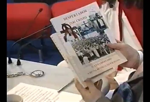"O que eu acho engraçado é que, há 2000 anos, a coroa que puseram no Cristo tinha os espinhos pro lado de dentro... A sua é pro lado de fora..."Hahahahahaha
