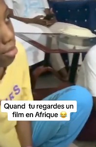 Quand tu regardes un film romantique en famille en Afrique 😂😂😂😂🤣🤣🤣 Qui a déjà vécu ça ? 😂😂😂🤣 On craque ? #slaybabe | Slaybabe