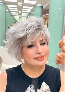 417K views · 5.7K reactions | Iată cum un bob asimetric în nuanțe de blond alb prinde viață cu bucle delicate!  Un look modern, îndrăzneț și sofisticat, perfect pentru un efect wow! Fiecare buclă adaugă volum și dinamism, iar culoarea luminoasă îți scoate în evidență trăsăturile. Pregătește-te să întorci priviri cu această tunsoare plină de eleganță și stil! @tonyibrahimofficial #tunsori #coafuri #bucle #tunsoribob #blond | Tunsori la moda | Facebook