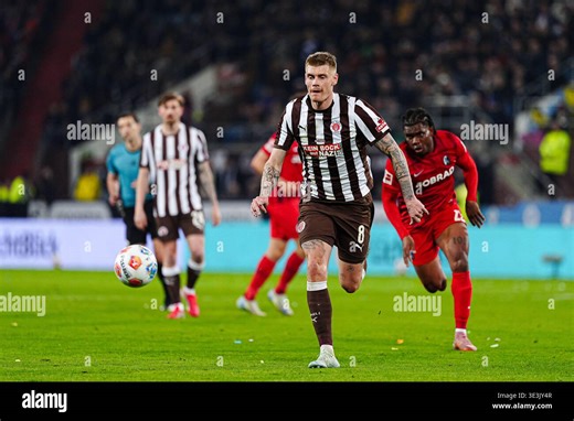 Eric Smith (FC St. Pauli, #08) GER, FC St. Pauli vs. SC Freiburg, Fussball, 1. Bundesliga, Spieltag 27, Saison 2025/2026, 22.03.2026 DFL REGULATIONS PROHIBIT ANY USE OF PHOTOGRAPHS AS IMAGE SEQUENCES AND/OR QUASI-VIDEO Foto: Eibner-Pressefoto/Marcel von Fehrn Stock Photo - Alamy