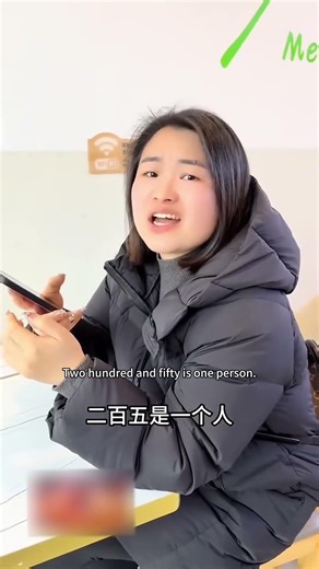 The waiter serves the dishes.🤣🤣🤣#funny #happy #movie #comedy