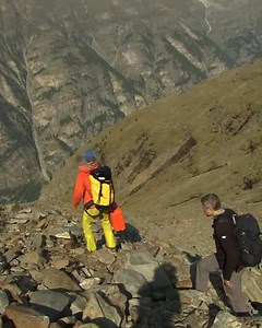 Residents in the mountain village of Brienz/Brinzauls in eastern Switzerland must evacuate their homes this Friday because of serious rockfall risks. With warmer temperatures causing permafrost to melt, rockslides are a growing threat in mountain regions. In 2017, researchers in Zurich developed new warning systems that give people in affected areas as much warning as possible. Check out this video to learn more about the permafrost problem in the Matter valley. | swissinfo