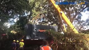 Searching for a simple to use, convenient, and flexible truck #crane? The #XCMG QY25K5-I truck #crane specifically designed chassis combined with the eco-friendly engine is widely used for lifting operation and installation work in urban renewal, transportation, ports, bridges, oilfield, industrial, and mining enterprises. Source it here: https://www.machmall.com/item-detail/xcmg-lifting-crane-8529.html | XCMG Machmall.com