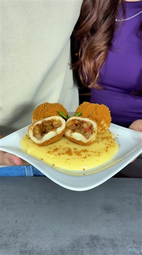 53K views · 784 reactions | Perfection 爐Tohle si musíš udělat!!! Recept: 250g tvaroh z alobalu 0,5% 80g mouky 2 jablka 1 hruška lžíce skořice 3 lžíce medu rozdrcené lotusky na obalení Je to naprosto geniální  | lepsija | Facebook